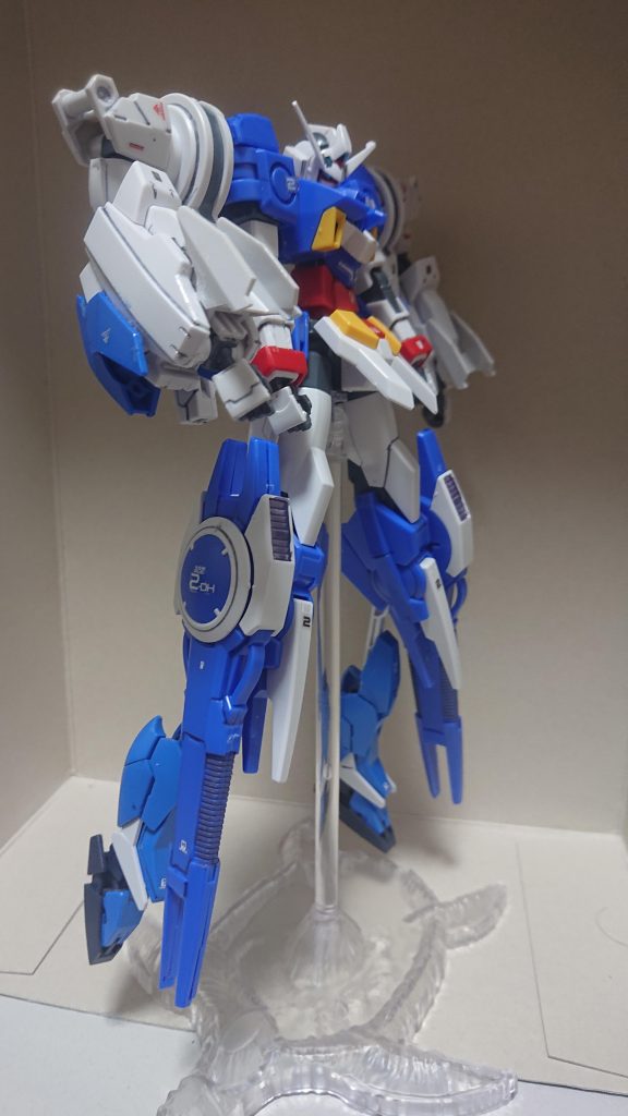 最大の特徴は脚部裏のパーツを展開して高推力形態に移行すること。索敵して発見した敵が逃げる前に追い付き戦闘に移ることができる。また、推力向上により、戦艦相手の白兵戦が可能というスペックもある。長い脚部を用いたコンセプトはヴェイガンのデファースとの関連技術が疑われているが、後の時代に銀の皿条約以前の共通技術だということが判明した。アルティメスの足クロー部分にアースリィ脚部を接着しただけです。