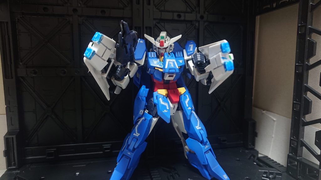 両腕にシールドを装備しており、防御力の向上と内臓した二門ビーム砲による火力向上が図られている。