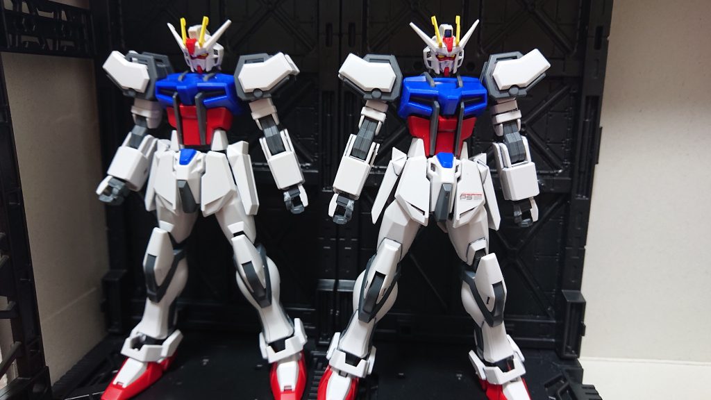 右(墨入れ、スカートにpsデカール貼ってある方)と左(素組み)の比較です