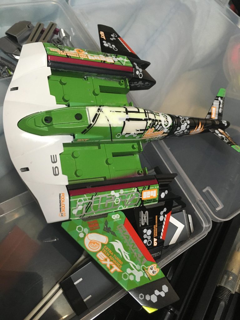 #2000~#10000とか、これまで一生使う事も無かろうなーと思っていた番手の神ヤスを使って初研ぎ出し…ふむ、何事もやってみるもんですねぇ~。凸凹が消えて気持ち悪いくらい塗り分けとデカールに一体感が。ちゅるちゅるフラットよ。この後はとにかく市販のスポンサー風やガンダムデカール等を貼りまくり、最終コート後に再度軽く研ぎ出し。どうか千切れたネイルテープには目が行きませんようにと祈りながら…、完成です(最後は神頼み)。