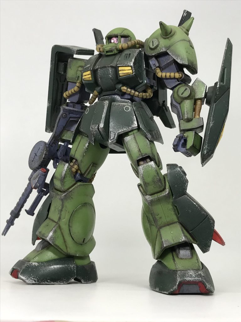 モノアイが少しデカすぎたので…少し小さいデコシールに替えてみたけど…