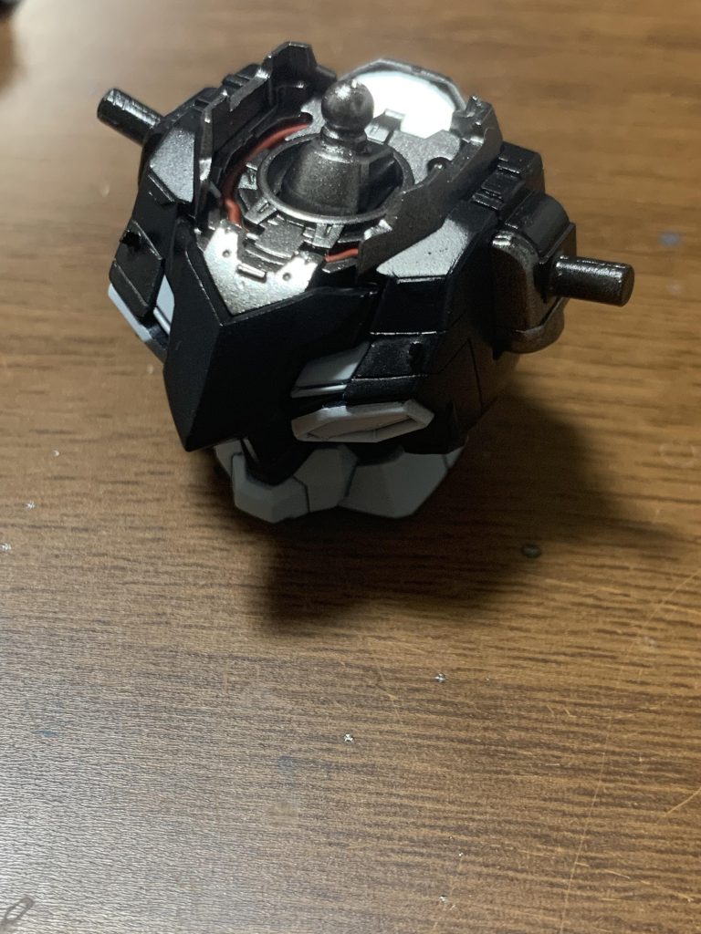 ほとんど見えない首元ですが、パイプを赤で塗っているのでチラ見えした時に効果が出ます。