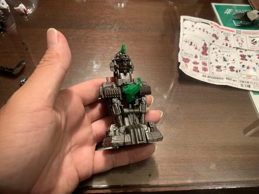 中身のメカ部分。塗り分けしつつ、光るパーツ部で遮光出来てないところをちゃんと遮光してあげれば更に良くなりそう。