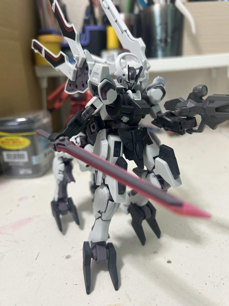 一応二機目の両腕を追加で取り付け、複腕みたいなこともできましたが、今の状態のほうがスタイリッシュ差が出てるのでボツにしました。あと全塗装も考えましたが、今の色合いを崩すと微妙な気がしたので、スミ入れして、艶消しスプレー塗るだけにしました。なんか普通のシュバルゼッテよりこっちのほうが好きかもしんないです^^;