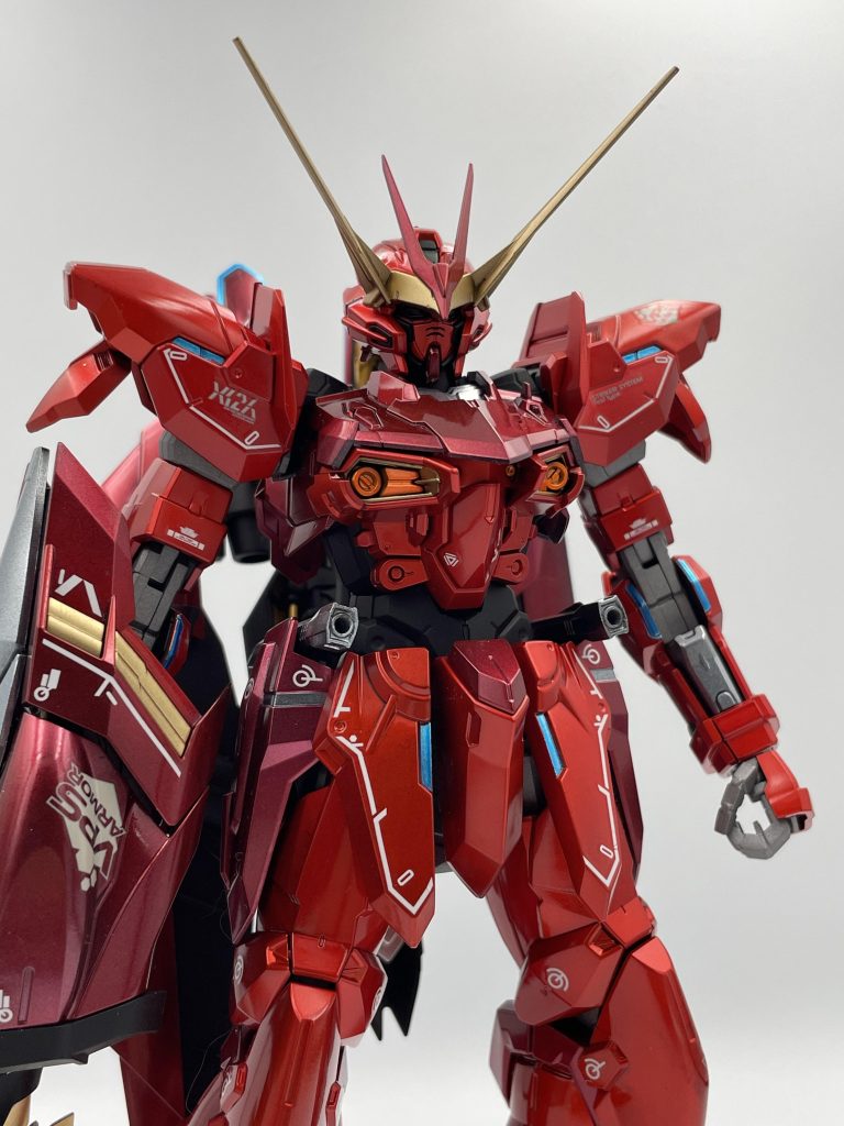 青い部分は蛍光塗料で塗り分けて発光するようになってます！