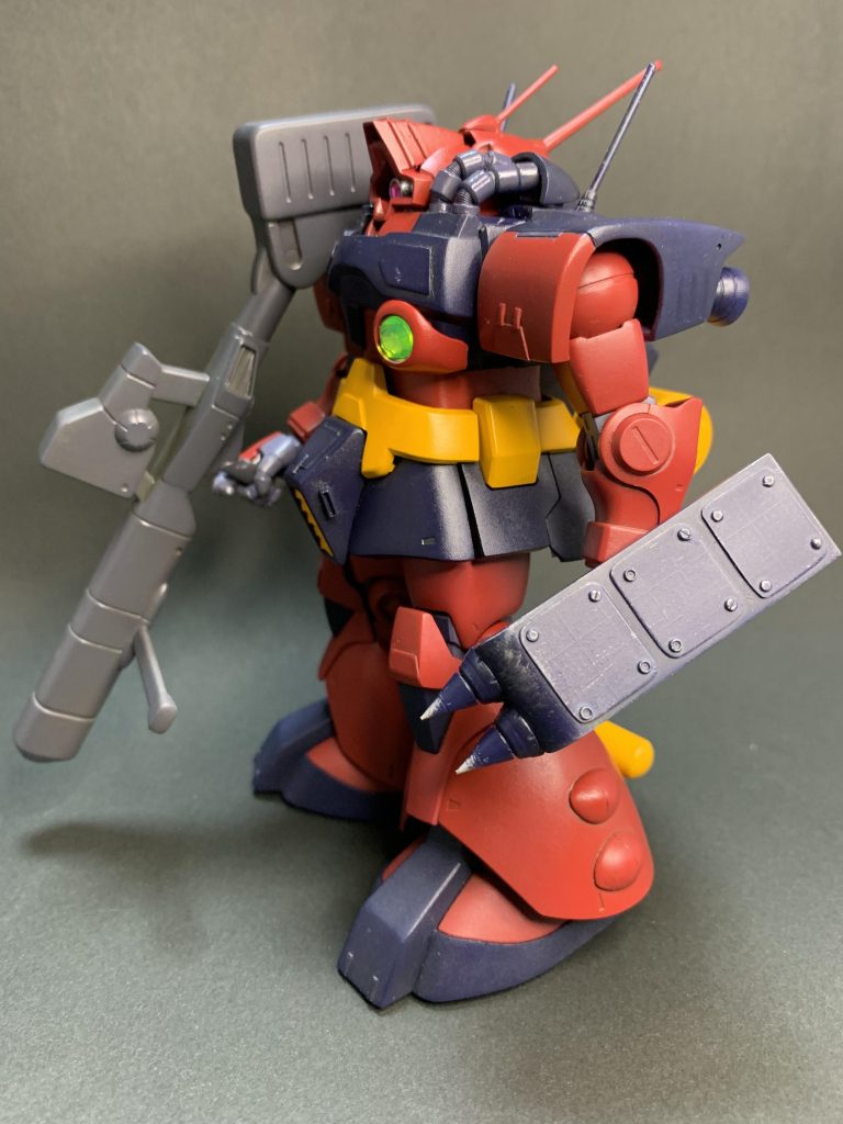 ビームカノンを持たせる為、グリップの位置を変更しました。