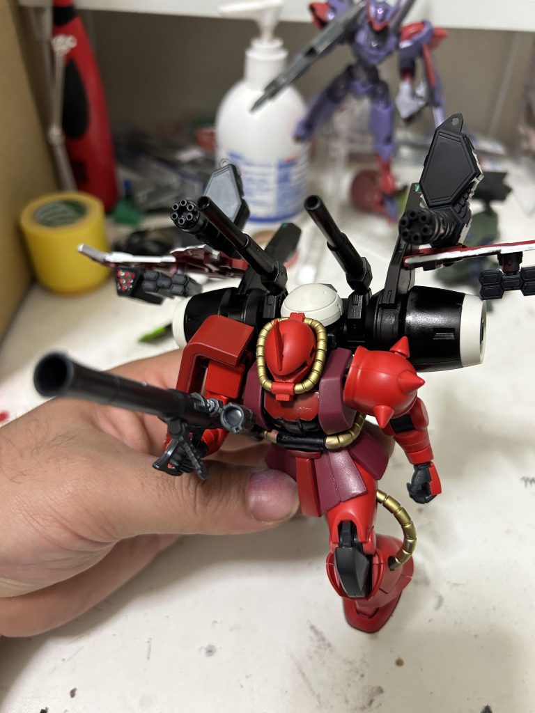 デミバーディングのバックパックのパーツは自由に角度を変えられるので飛行状態のポージングが取れますが、スタンド専用のやつがなかったので、買ってこないとイケナイデスネー