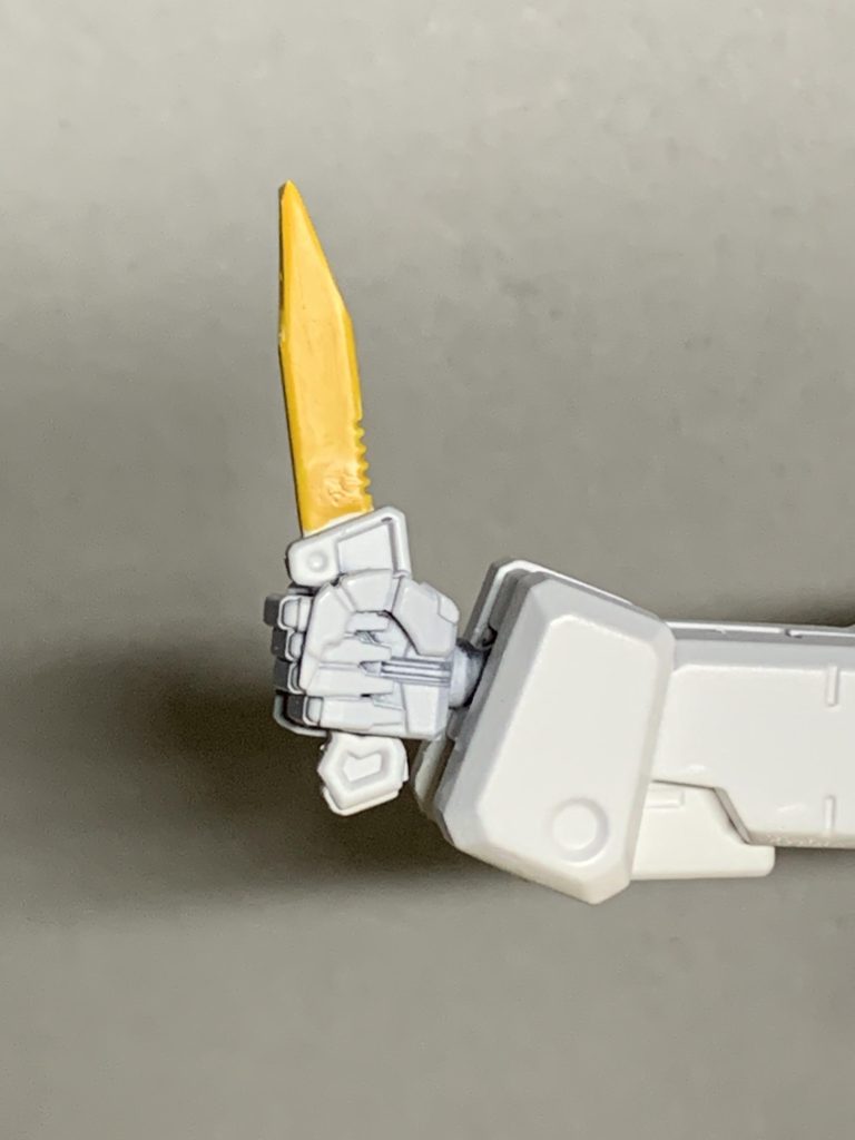 ナイフはビームナイフではなく、ヒート系のナイフ。名前は虚偽の情報のデマとコルレルのパイロットの「デマー・グライフ」を掛けて「デマー・ナイフ」にしています。上のように隠しサーベルがありますし。ちなみに元のパーツはHGのブルーフレームのアーマーシュナイダーです。