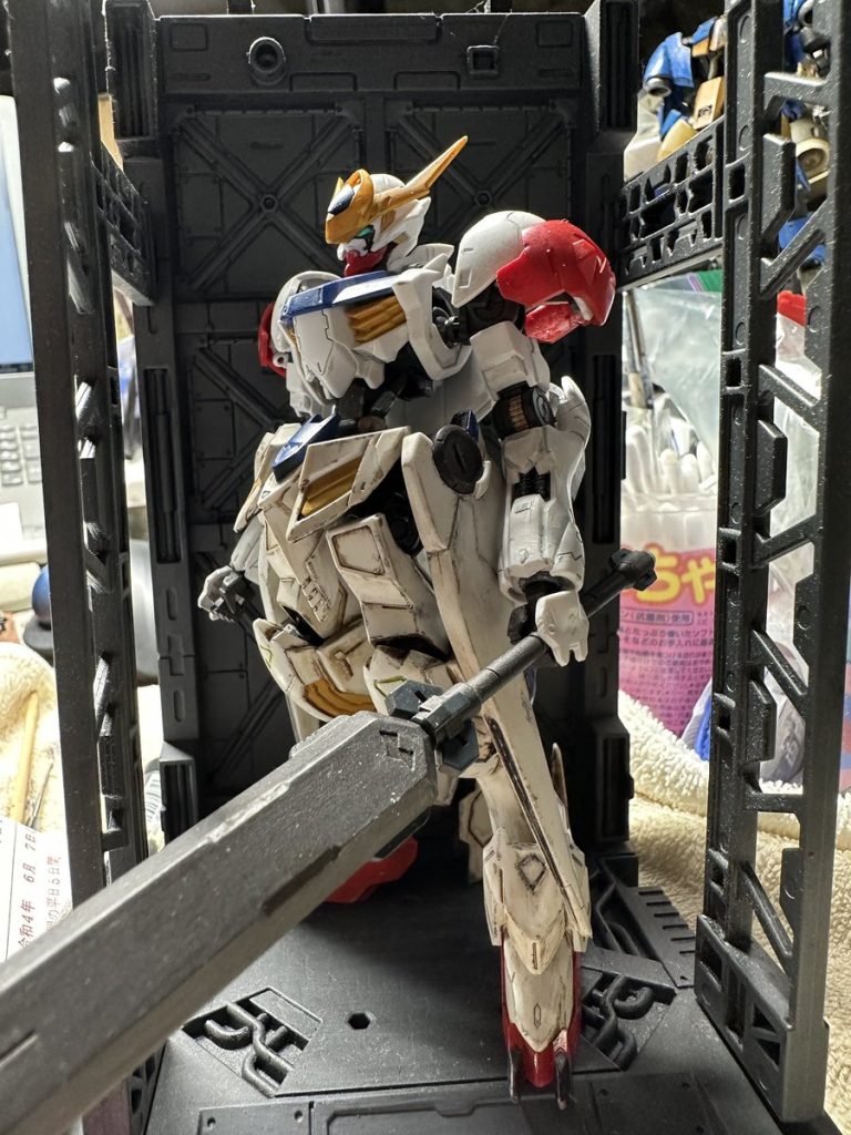 途中です。下半身だけウェザリングを施して様子をみています。できることなら汚したくないなって思うくらい小ぎれいに仕上げてから汚し作業に取り組みたいものです。