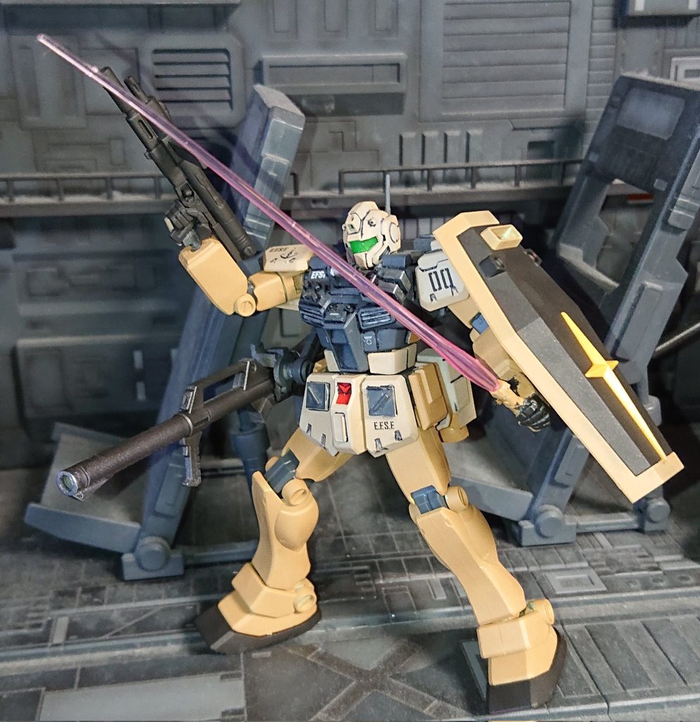 左サーベル持ち手はジム付属の平手とランナー改造で制作