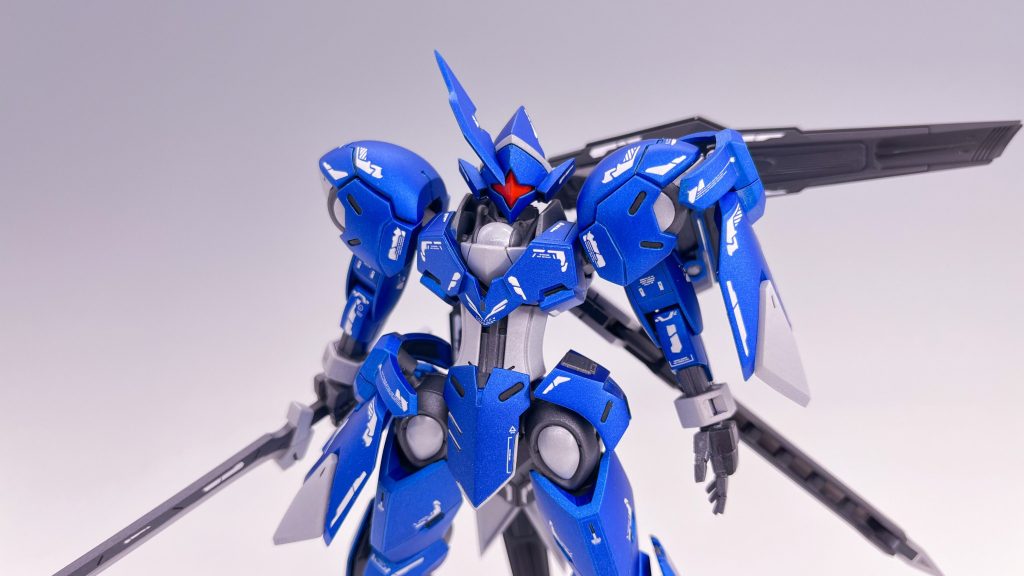 配色は案をもらった青×白で。王道配色にしようかと思ったけどたまには遊んでみようと普段やらない青メタリック白パールを艶消し仕上げにメインカメラは他同様に白パールで塗装しましたが完成後にパンチが足りない気がしてオレンジに変更 締まりがでて良い感じになりました