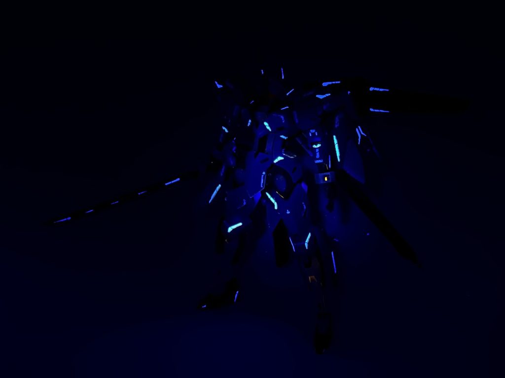 今回はラインデカール当社比もりもりと決めてたので大部分にGMデカールNo.12「メカニクスフォーム」ホワイト&ネオンブル-(蛍光色)を使用 UVライトで光ります