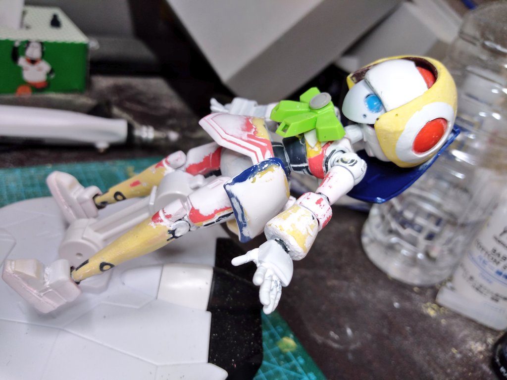 パテ盛り、削りを繰り返しつつ、捨てサフ吹いて削ってとやったものの細かな部分ではかなり妥協はしています。完全に穴や凹凸を消していたら私の腕だと年単位でかかるので。それでも今回のフル改造でだいぶ勉強させて頂きました。自分の出来る範囲と出来る範囲と言うのが、やってみてたくさん知れました。作っていてたのしかったです。長文失礼致しました~。ここまで読んで頂いて有難う御座いました!!カミカミちゃんは いいぞ!