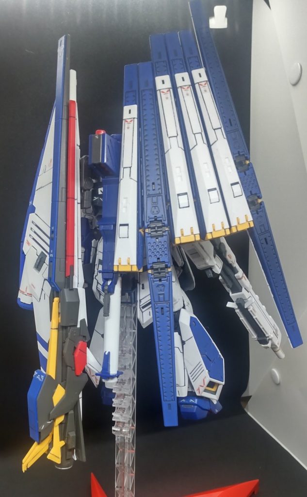 フィン・ファンネルをそのままの色にするかコバルトブルーで塗装するかで迷たのですが塗装した方が違和感なくまとまったのでよかったです