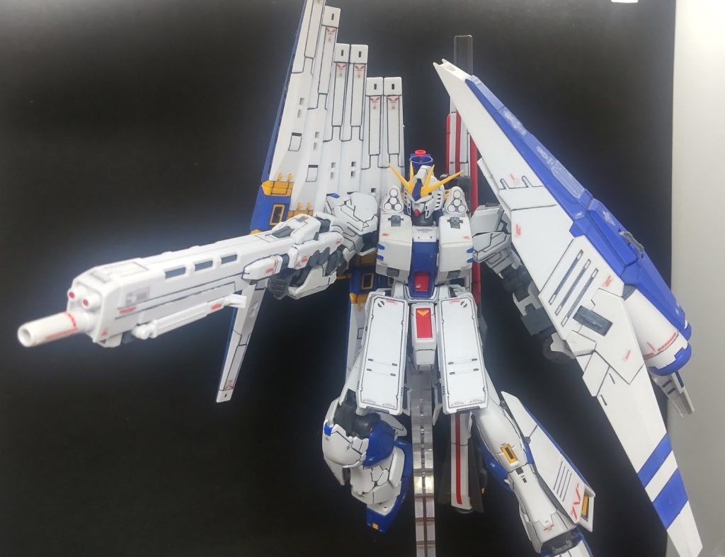ライフルは最初νガンダムの物を使う予定だったのですが全体のボリュームに負けていたのとHWSのハイパーメガライフルが作ってみると思った以上にかっこよかったのでこちらにしました