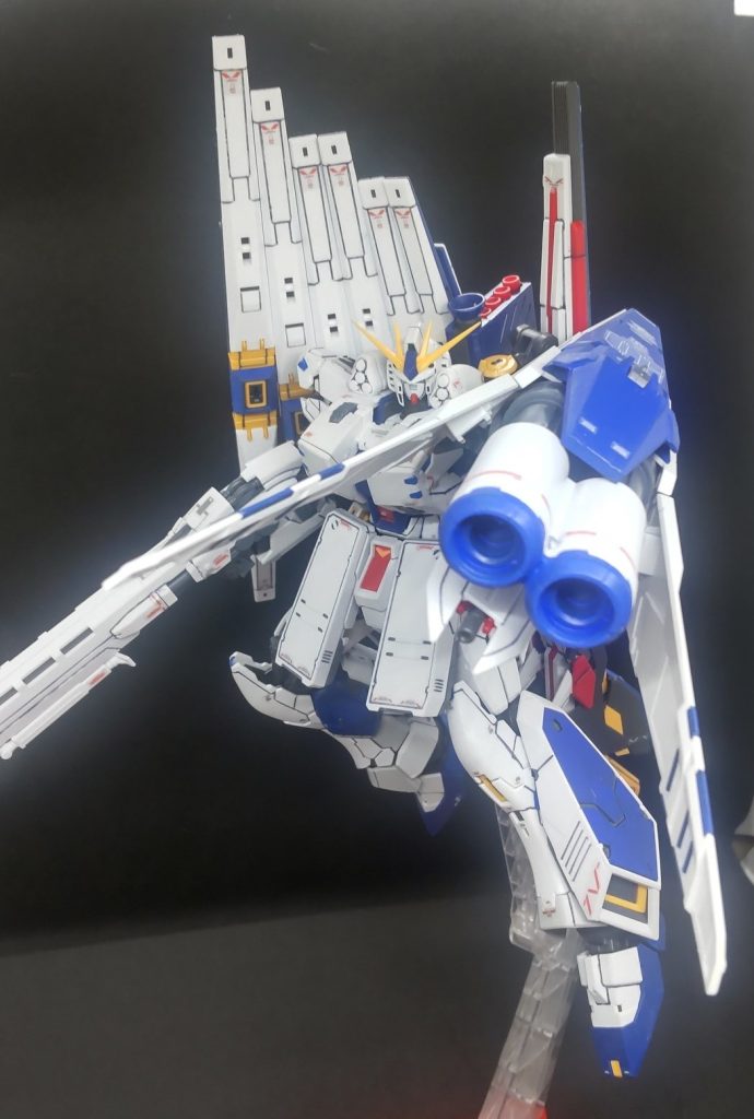 ハイメガシルードを構える為に左にロングレンジ・フィン・ファンネルを持ってきてポーズを少しでもつけやすくしています