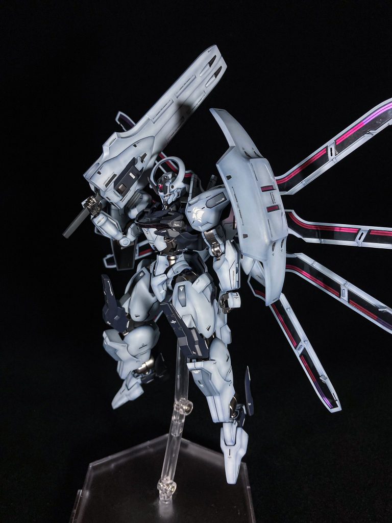 使用カラーは下記のとおりです。・ホワイト　スチールホワイト＋ブルーフォグホワイト少量・グレー　ブルーフォグホワイト・紺色　ダークブルーイッシュパープル・関節メタリック　フレームメタリック1・下地(ホワイト部分)　サーフェイサー エヴォ ブラック→ブルーパープル・下地(その他)　サーフェイサー エヴォ ブラック・トップコート　スーパースムースクリア＋EX-クリアー少量