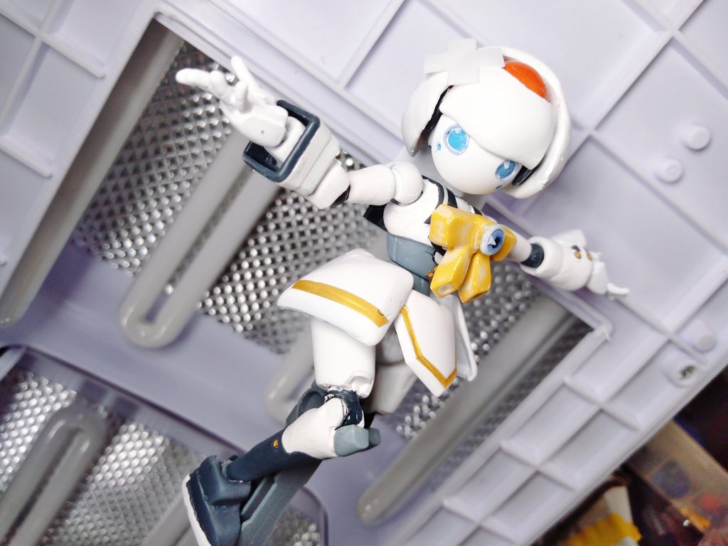 9/29 追加アップデートと言う名の改修を施したので写真を置き換えました。こちらが改修前のおかお。こちらもこちらで良いけれど、新規フェイスが良すぎたので。おかおを作り直す為にミネルバをもう一体購入して頭部を作成。ピースとキツネのおてては指の関節毎に切り離してから接着して自作。作りなれたのもあって直ぐに出来ました。元々表情差分を作る予定で顔部分は作っていたので頭部塗装して立体シール接着して、顔部分を挿しただけなんですけどね。ほっぺ部分はオイルパステルをカッターで細かく削って手の甲に馴染ませてキメが細かくなったものをメイクの要領で塗り艶消しで固着させました。可愛いね。