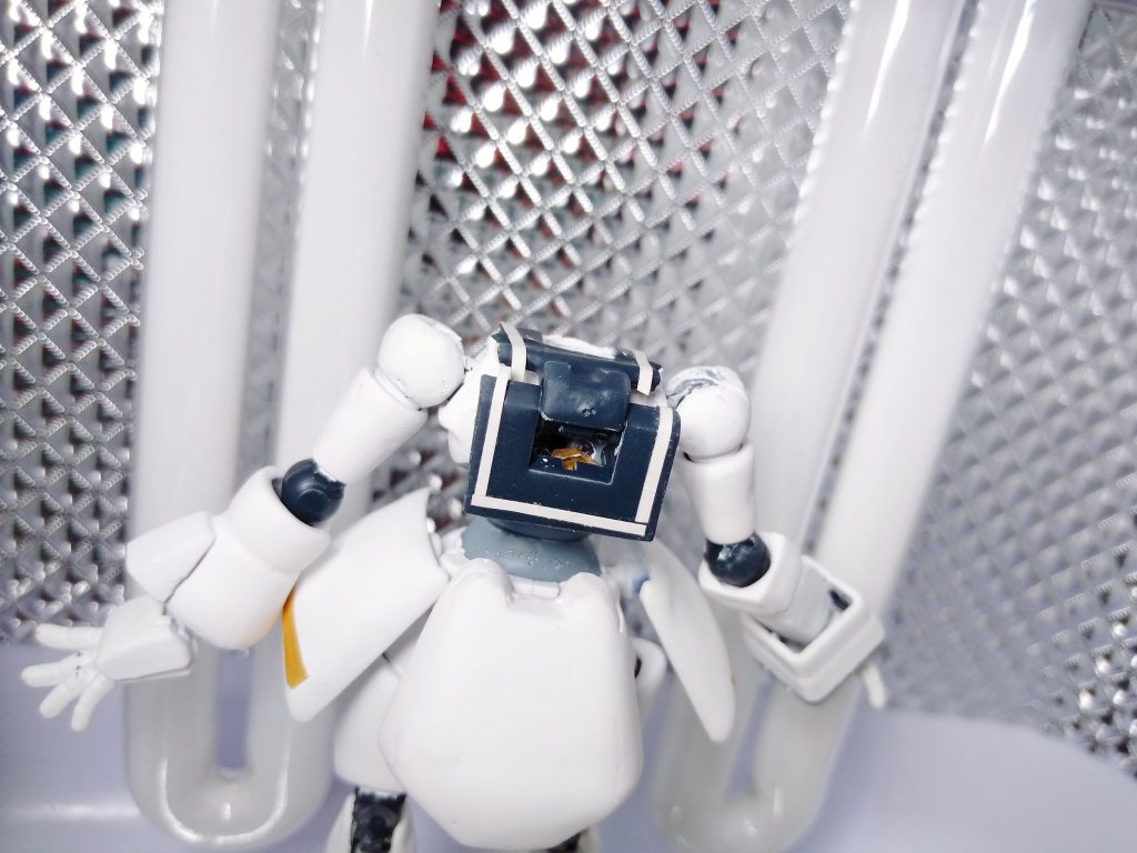 メダロットモデルと言う事で資料になかった背面は独自解釈でセーターの襟部分を展開ギミックにして