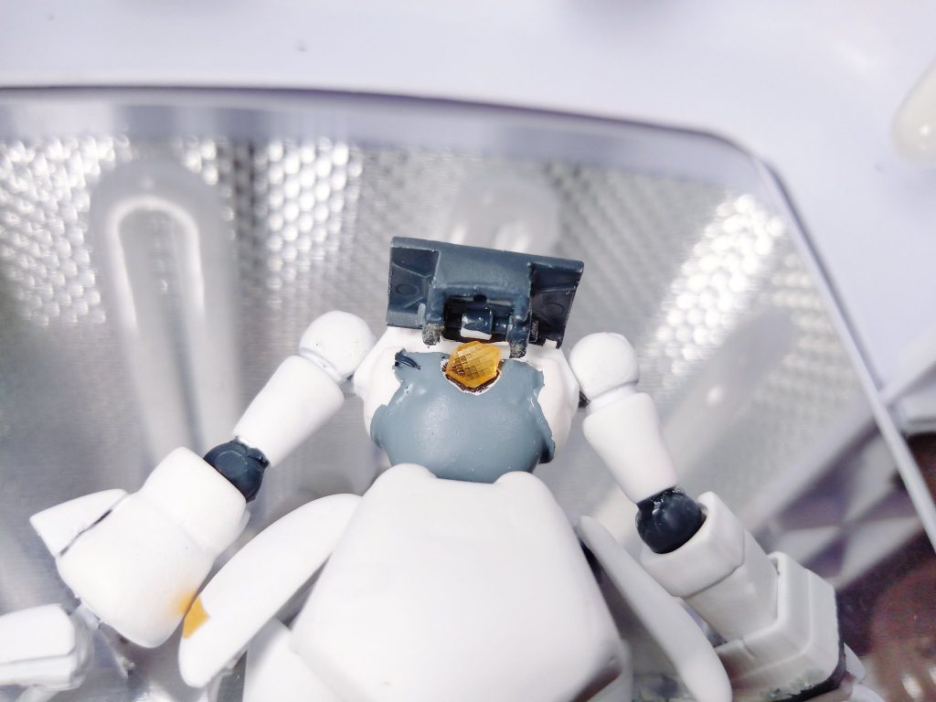 この様にメダルの格納スペースとしました。メダルは2mm角の6角形なので作成に苦労しました。ちなみにデミトレーナーのリアアーマーを加工して作成。