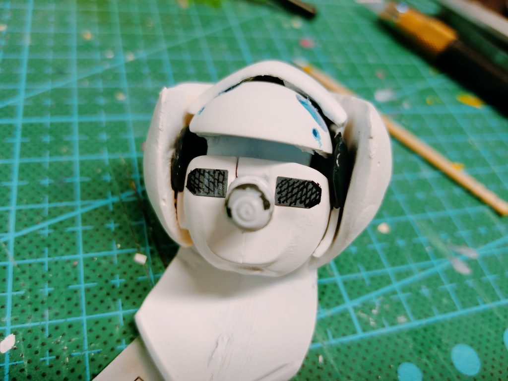 顎に存在すると教えてもらった発声デバイスも作成。顔に隙間が空いているのはこの部分が着脱可能で表情を差し替えで変更出来るギミックの関係上必要なスペースです。