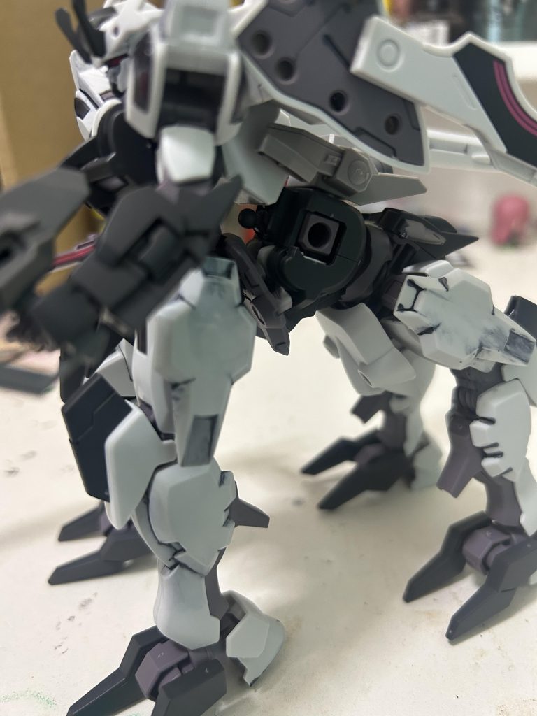 とりあえず一機目の腰アーマーのパーツを一部外したあと切断して、二機目の上半身と接着させました。一応腰部アーマーをとりはずし、二機目のアーマーパーツを付け直すこともできるので、通常状態のシュバルゼッテになおすことも可能です。