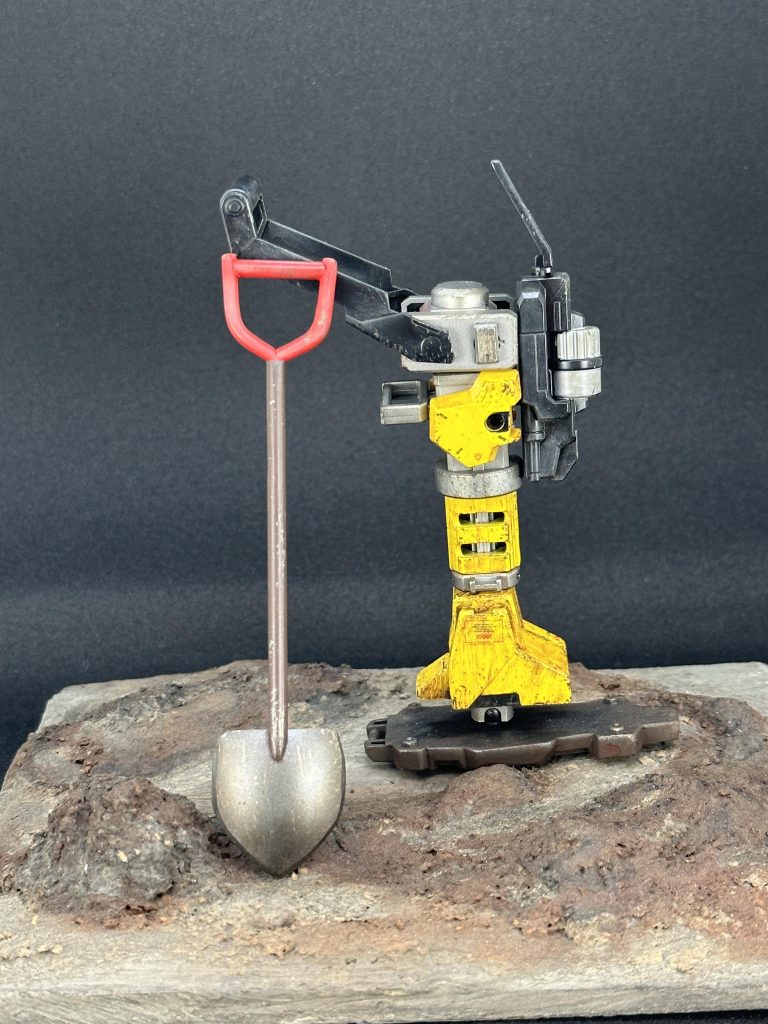 土木工具達です。プラ板、プラ棒、ジャンクパーツで出来てます。台座はスタイロフォームに100均のふわっと軽いねんどとコルク粘土で作ってます。