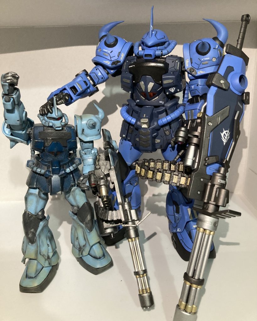 1年ちょっと前に作った無塗装ウェザリングHGと並べてみる。ポージング次第で愛嬌が出るw