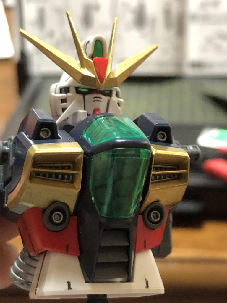 アンテナや黄色い部分をゴールド、バルカンやバーニア等はシルバーを使用しました。この時点でかなり満足度高くてテンション上がりまくってました。うひー塗装たのひー!ってなりましたねぇ‥