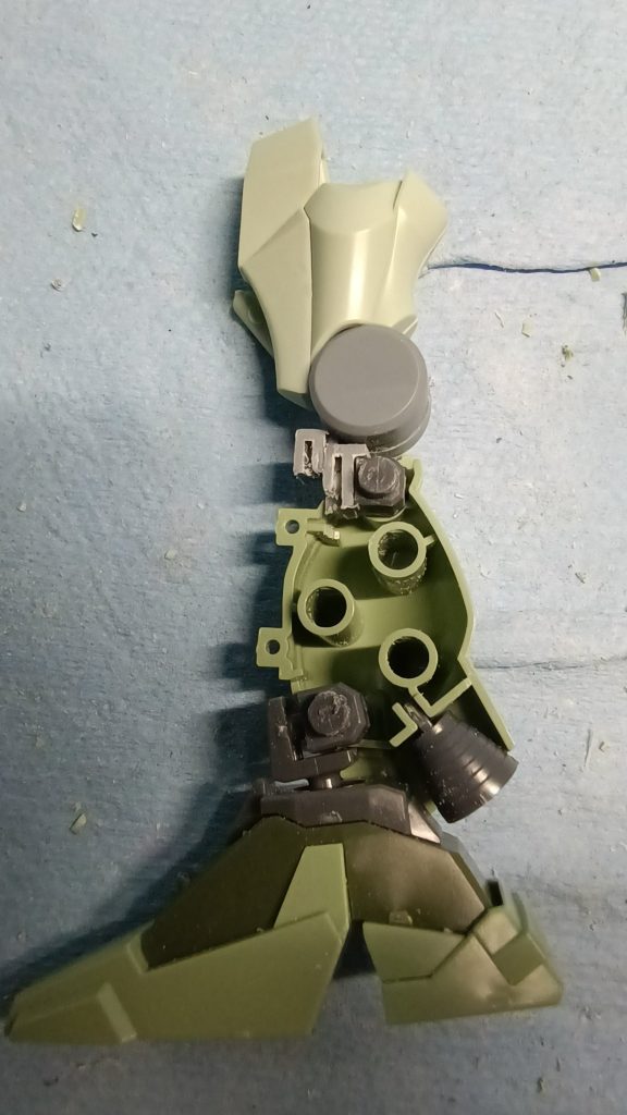 ザウォート膝関節下のフレームをカットし、ランナー棒を通してスタークジェガンの足のポリキャップに接続隙間が気になったのでザウォートの半分にカットしたフレームを接着して塞いでいます