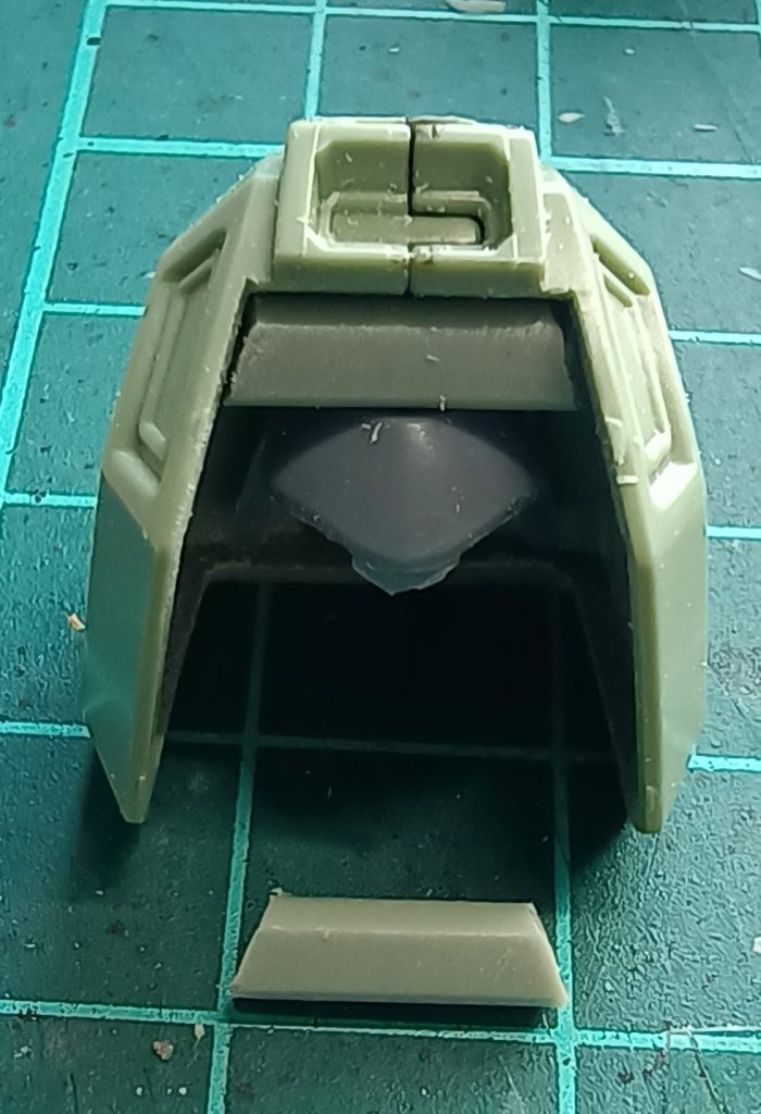 スタークジェガンの肩パーツ内部のダボをカットなど加工し、ザウォートの肩パーツ中央を平面にして接着外側から見えた隙間はランナー棒にヤスリを掛けて加工したものを接着し埋めています