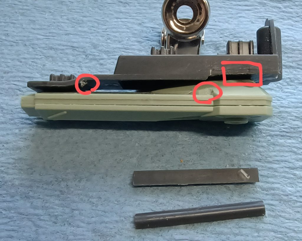 左背面兵装、グレーがノーネイムライフルで緑がザウォートのスラスターです、赤丸部分を加工し、ノーネイムライフルの半丸ランナーで隙間を埋めています