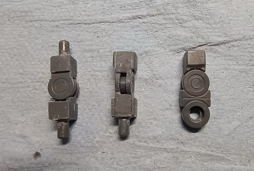 便利なアームパーツですが、そのままだと細くて味気なかったので、ランナータグを接着してゴツ目に