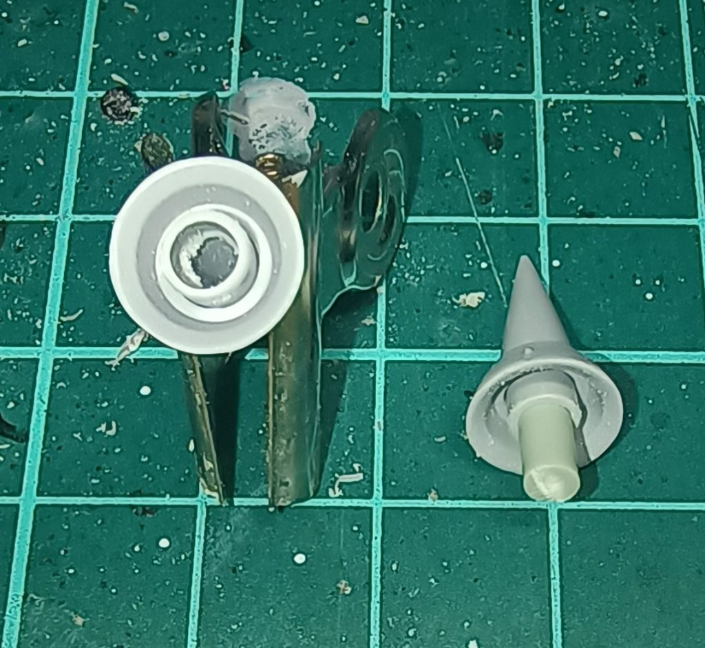 右背面兵装のスパイクは穴を拡げてランナー棒を差し込む