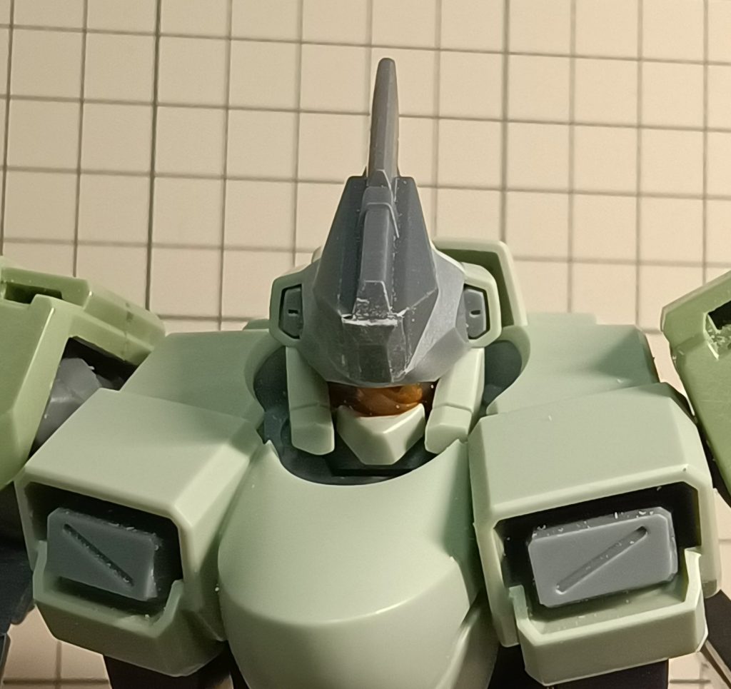 頭部はノーネイムライフルの付属品を加工して使用、かけている箇所や隙間はランナータグと刷毛付き瞬着で埋めています