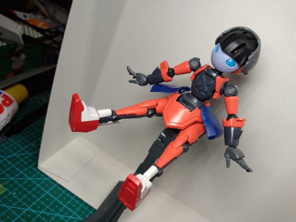 サイドアーマーは旧ザクの物にジョイントを接着して、本体側に受けを埋め込みました。このタイミングで足先をよりイメージに合うGNアーチャーの物に変更。