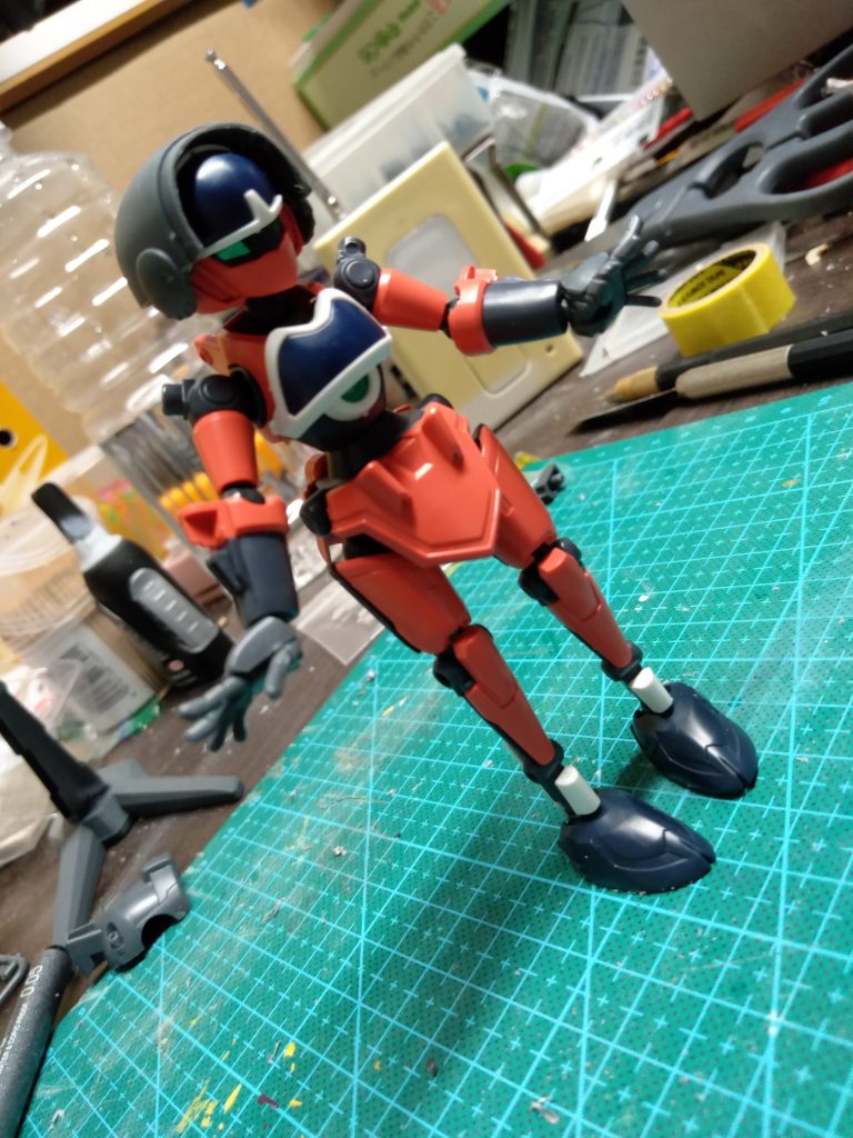 大まかに弄った図。手はHG、足先はSDの物を使って自立出来るように。