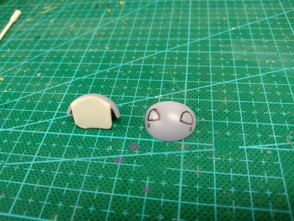この顔にちょうどいいパーツはHGUCギャンの肩パーツです。ミネルバ顔に差し込めるようにプラ板を重ねて加工。