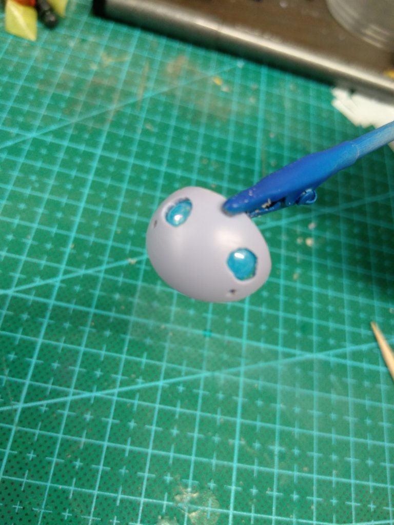 おめめは百均の立体シールを接着剤で固定。全面に出す為に眼窩を細かく削っています。