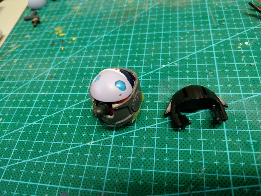 ミネルバの頭部を覆う形でSDジム頭を加工。