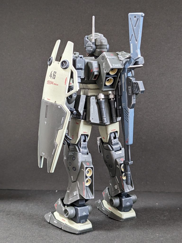 【背面】バックパックにスナイパーライフルをマウントできるラックを作っておきました。