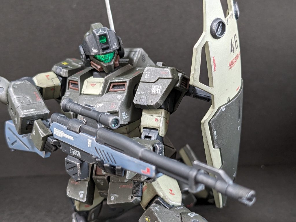 ライフルを構えるとどうしても持て余すシールドは、左肩に装着できるようにしておきました。射線方向にシールドを構えることになるので、実用性もあるかと。