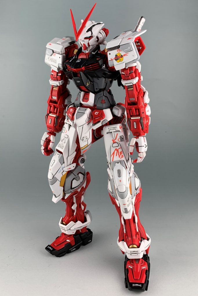 アストレイ本体はプラ板やスジボリでディテールアップ。その後グレーや金色、銀色を塗っています。デカールは付属のものと他のデカールをバランス見て貼っています。