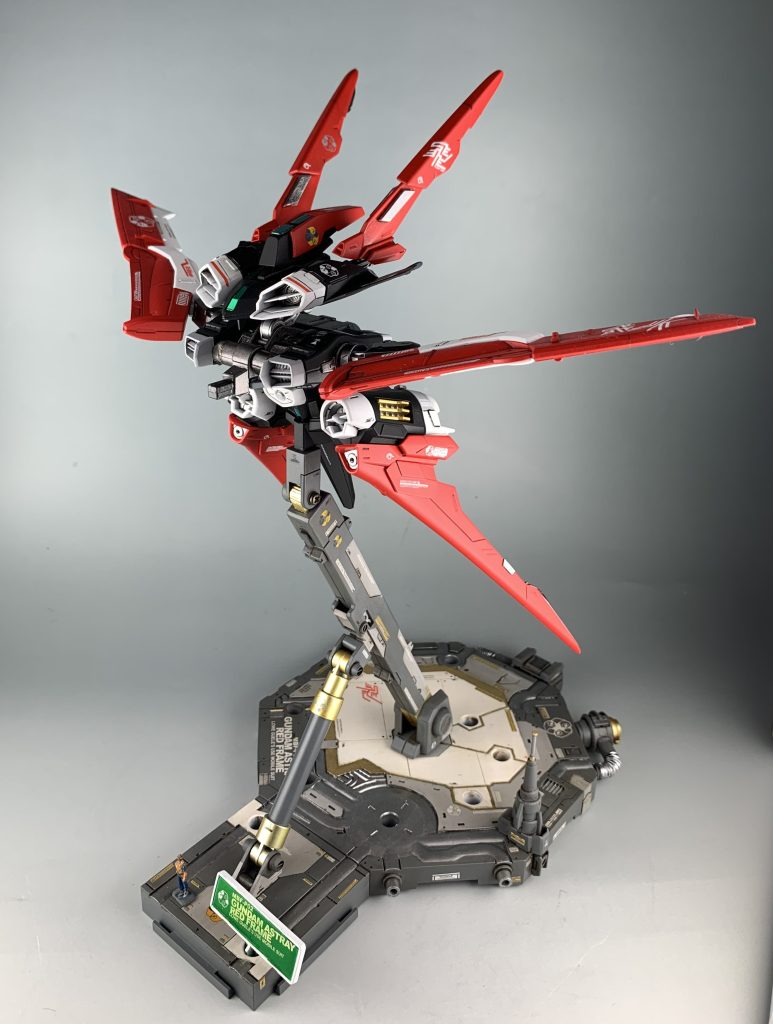フライトユニット、アクションベースもプラ板、スジボリでデカールを追加しています。フライトユニットの上部分にはジャンクパーツを貼って大型化しています。