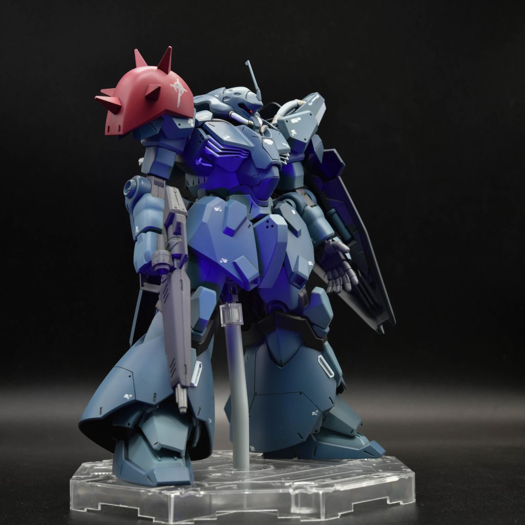 最初は肩も同じ色に塗っていたのですが、ちょっとパンチが無いと思ったので、レッドショルダーにしてみました。