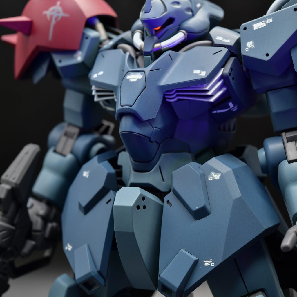 モノアイは切り飛ばして、蛍光ピンクで塗ったディテールアップパーツを接着。可動するようにクリアランスを確保するのが大変でした。