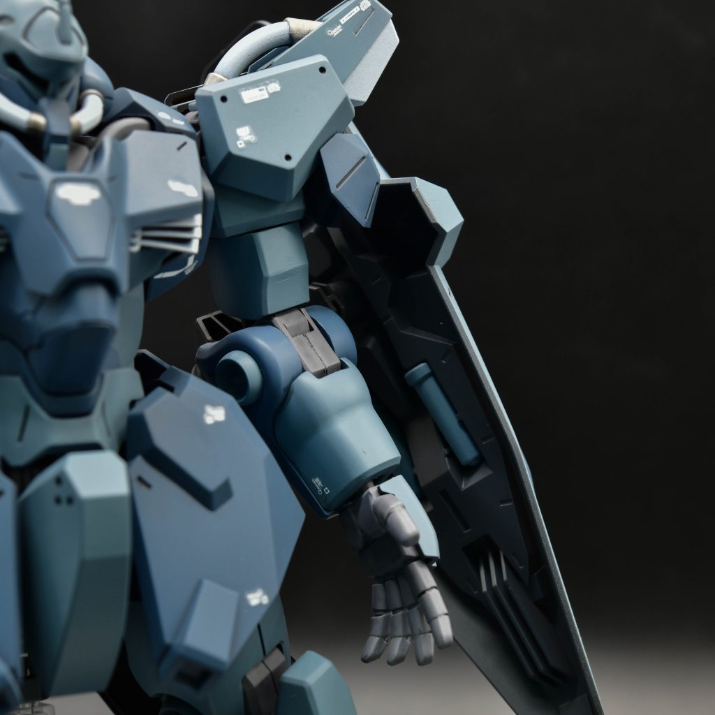 ノーマルの握り手が気に入らなかったので、平手の付いているF02型をチョイスしました。盾も含めて装甲の裏側はブラックで塗って、チラ見する部分にも気を使いました。