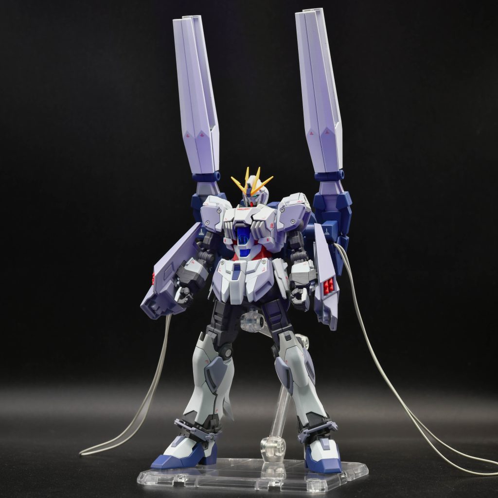 ツインアイはいつものビコーン仕様。HGは小さくて塗り分けが大変でした。