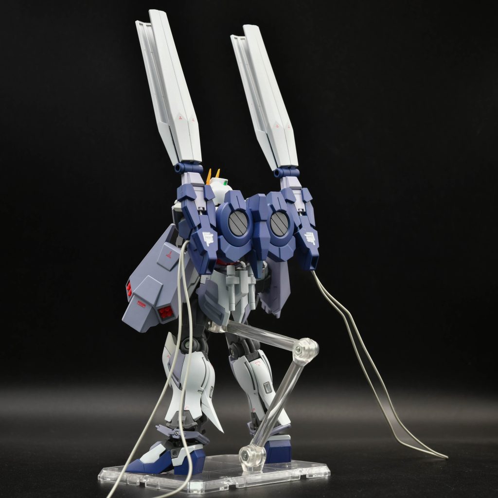 私は素立ちが好きなのですが、アクションベースのアームをいっぱいまで曲げても股間との高さが合わなくて浮いちゃいます。アームの可動部を削って深く曲がるように改修しました。