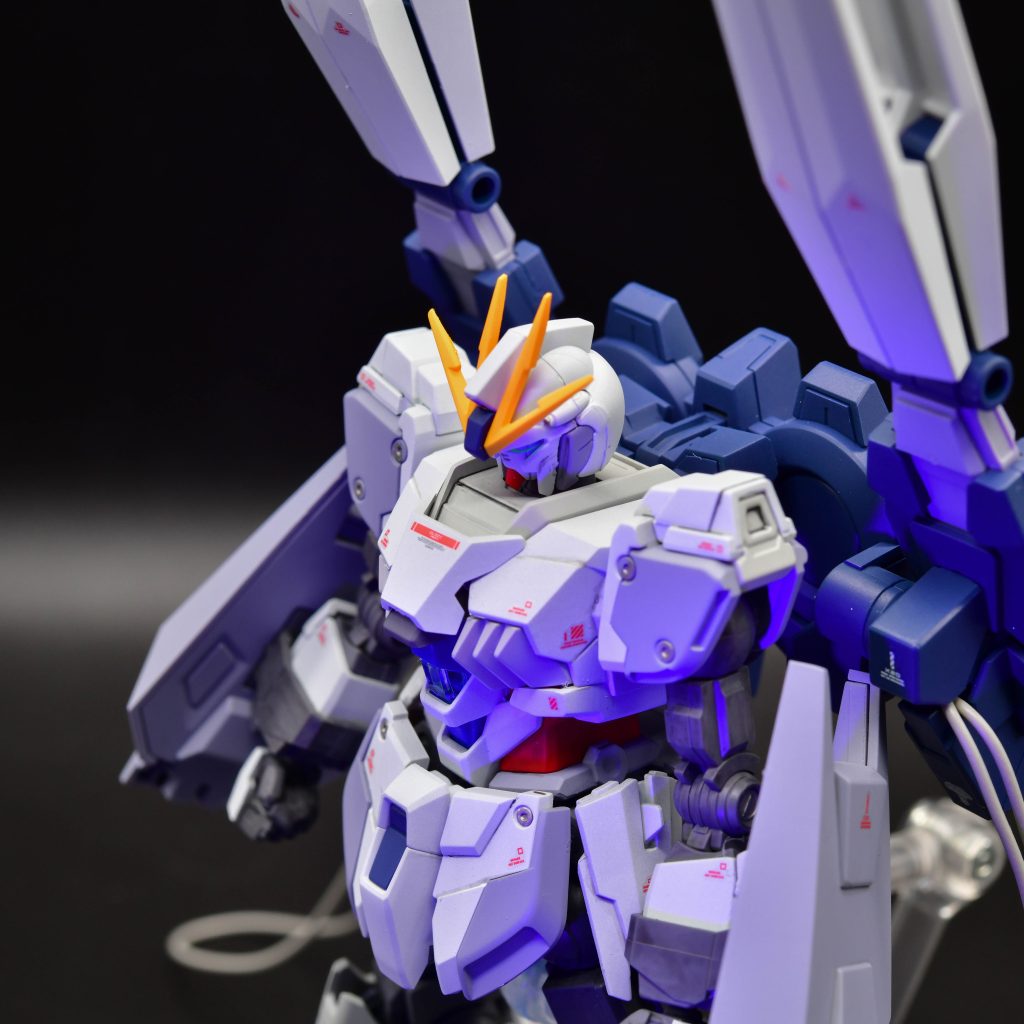 肩や腰の丸モールドはチタンシルバーで塗り分け。